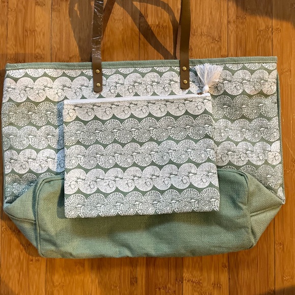 Manaola Green and White Tote Bag with Textured Design - Picture 2 of 11